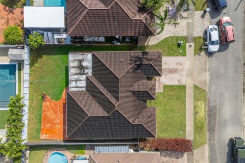 House in Miami, Florida 3 bedrooms, 160.26 sq.m. № 2045922 - photo 27