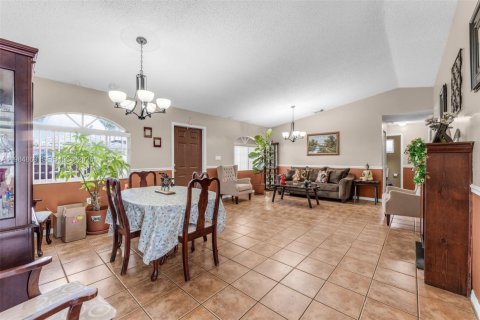 House in Miami, Florida 3 bedrooms, 160.26 sq.m. № 2045922 - photo 5