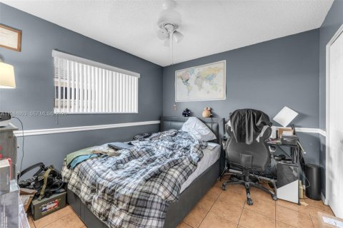 House in Miami, Florida 3 bedrooms, 160.26 sq.m. № 2045922 - photo 14