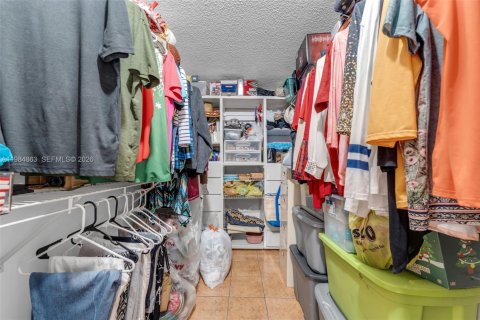 House in Miami, Florida 3 bedrooms, 160.26 sq.m. № 2045922 - photo 20