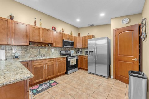 House in Miami, Florida 3 bedrooms, 160.26 sq.m. № 2045922 - photo 6