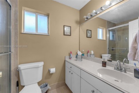 House in Miami, Florida 3 bedrooms, 160.26 sq.m. № 2045922 - photo 11