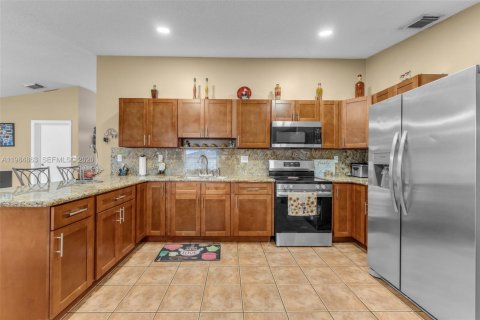 House in Miami, Florida 3 bedrooms, 160.26 sq.m. № 2045922 - photo 7