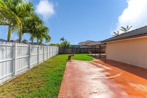 House in Miami, Florida 3 bedrooms, 160.26 sq.m. № 2045922 - photo 23