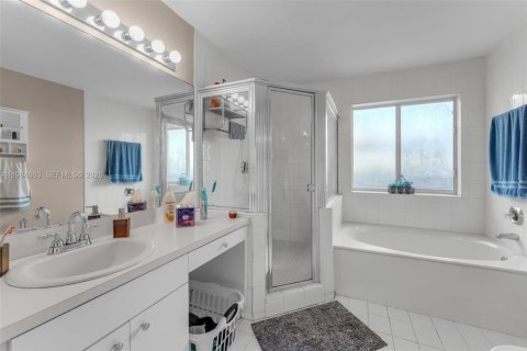 House in Miami, Florida 3 bedrooms, 160.26 sq.m. № 2045922 - photo 18