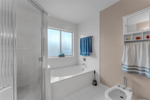 House in Miami, Florida 3 bedrooms, 160.26 sq.m. № 2045922 - photo 19