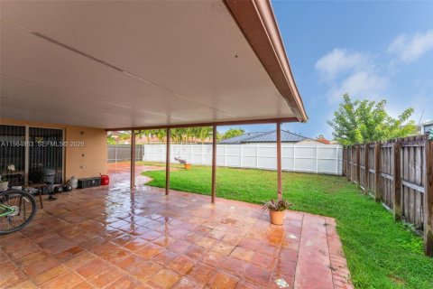 House in Miami, Florida 3 bedrooms, 160.26 sq.m. № 2045922 - photo 21