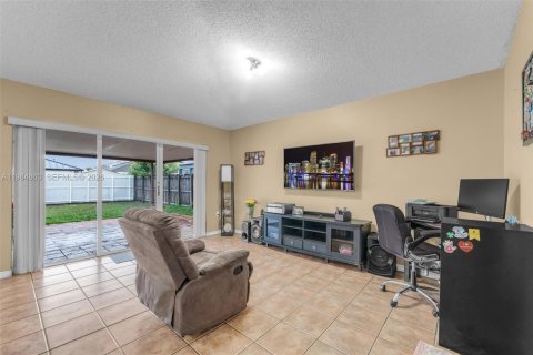 House in Miami, Florida 3 bedrooms, 160.26 sq.m. № 2045922 - photo 10