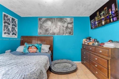 House in Miami, Florida 3 bedrooms, 160.26 sq.m. № 2045922 - photo 13
