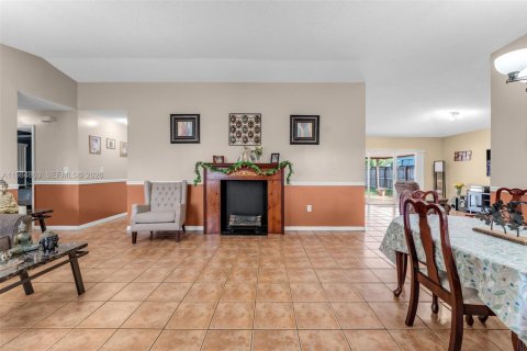 House in Miami, Florida 3 bedrooms, 160.26 sq.m. № 2045922 - photo 3