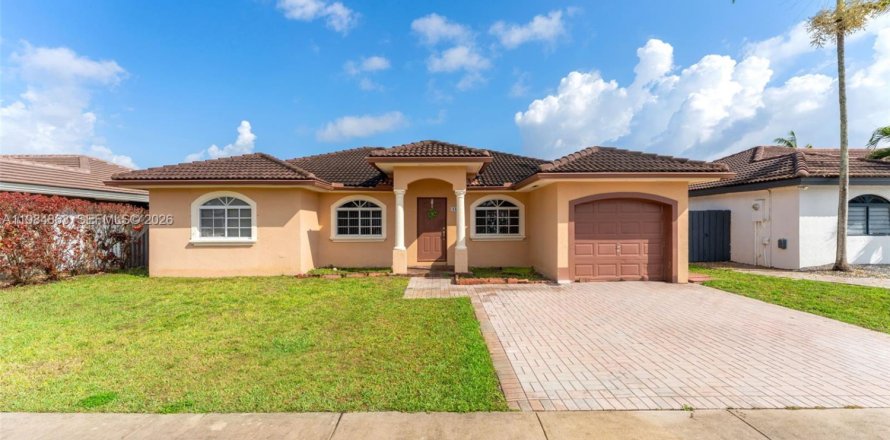 House in Miami, Florida 3 bedrooms, 160.26 sq.m. № 2045922