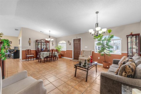 House in Miami, Florida 3 bedrooms, 160.26 sq.m. № 2045922 - photo 4