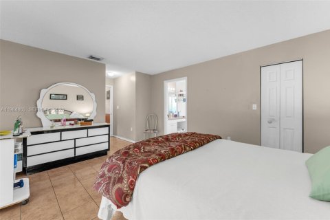 House in Miami, Florida 3 bedrooms, 160.26 sq.m. № 2045922 - photo 17