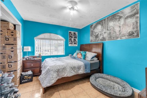 House in Miami, Florida 3 bedrooms, 160.26 sq.m. № 2045922 - photo 12