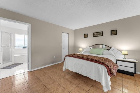 House in Miami, Florida 3 bedrooms, 160.26 sq.m. № 2045922 - photo 16