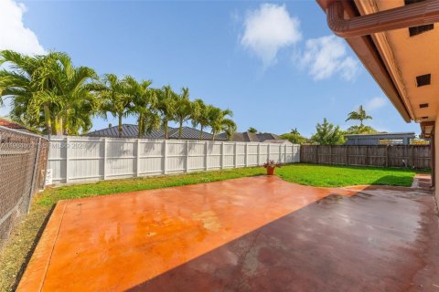 House in Miami, Florida 3 bedrooms, 160.26 sq.m. № 2045922 - photo 24