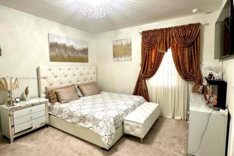 Townhouse in Florida City, Florida 3 bedrooms № 1954240 - photo 13