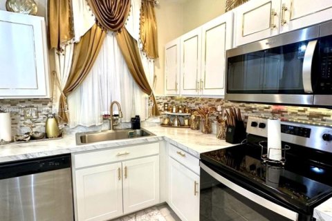 Townhouse in Florida City, Florida 3 bedrooms № 1954240 - photo 4