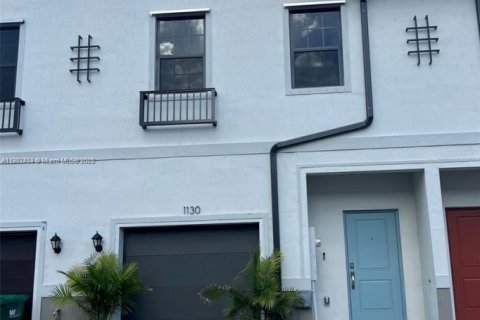 Townhouse in Florida City, Florida 3 bedrooms № 1954240 - photo 11