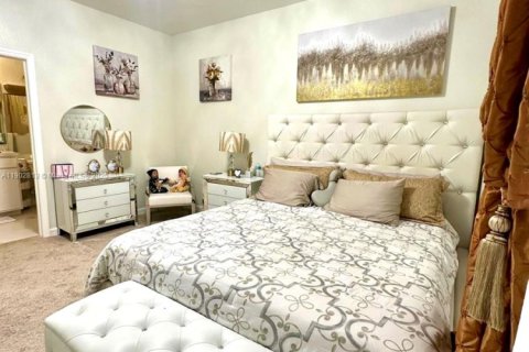 Townhouse in Florida City, Florida 3 bedrooms № 1954240 - photo 16