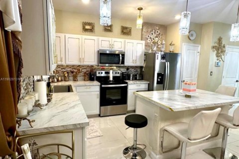 Townhouse in Florida City, Florida 3 bedrooms № 1954240 - photo 2