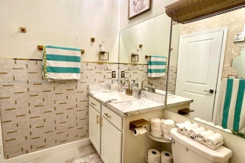 Townhouse in Florida City, Florida 3 bedrooms № 1954240 - photo 14