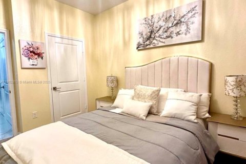 Townhouse in Florida City, Florida 3 bedrooms № 1954240 - photo 10