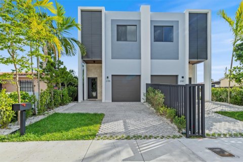 Townhouse in Miami, Florida 4 bedrooms, 248.14 sq.m. № 2241596 - photo 3