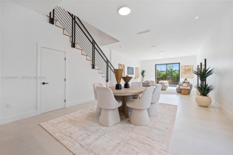 Townhouse in Miami, Florida 4 bedrooms, 248.14 sq.m. № 2241596 - photo 11