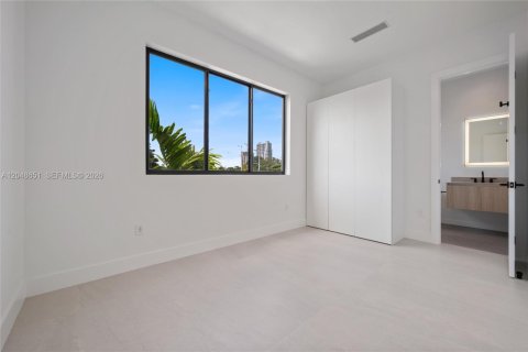 Townhouse in Miami, Florida 4 bedrooms, 248.14 sq.m. № 2241596 - photo 23