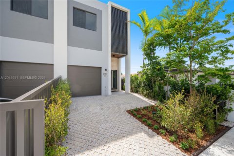 Townhouse in Miami, Florida 4 bedrooms, 248.14 sq.m. № 2241596 - photo 2