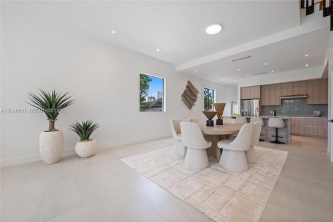 Townhouse in Miami, Florida 4 bedrooms, 248.14 sq.m. № 2241596 - photo 12