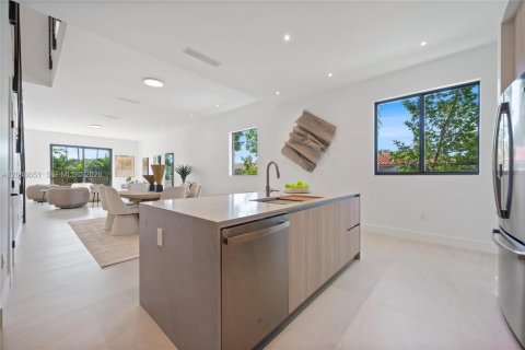 Townhouse in Miami, Florida 4 bedrooms, 248.14 sq.m. № 2241596 - photo 9