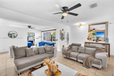 House in Miami Gardens, Florida 3 bedrooms, 173.26 sq.m. № 1944969 - photo 19