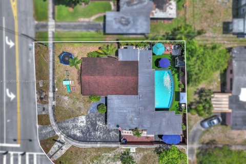 House in Miami Gardens, Florida 3 bedrooms, 173.26 sq.m. № 1944969 - photo 30