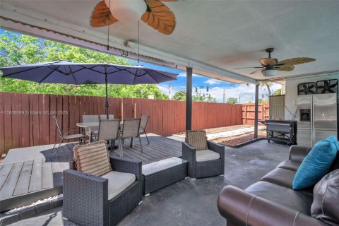 House in Miami Gardens, Florida 3 bedrooms, 173.26 sq.m. № 1944969 - photo 11