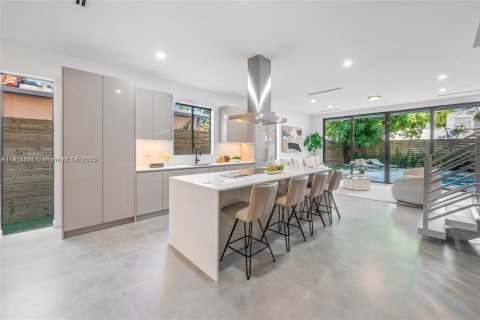 Купить таунхаус в Майами, Флорида 4 спальни, 222.97м2, № 1972157 - фото 6