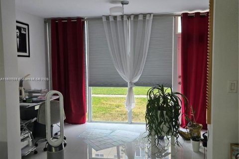 Condominio en venta en Hallandale Beach, Florida, 1 dormitorio, 78.69 m2 № 1715279 - foto 3