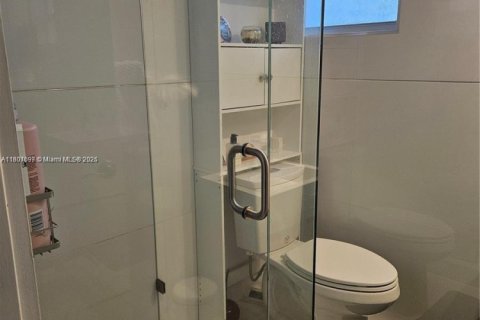Condominio en venta en Hallandale Beach, Florida, 1 dormitorio, 78.69 m2 № 1715279 - foto 13