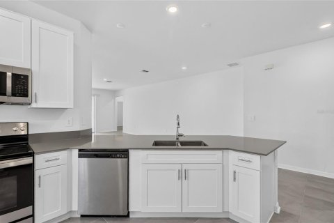 House in Winter Haven, Florida 3 bedrooms, 193.24 sq.m. № 2142771 - photo 10