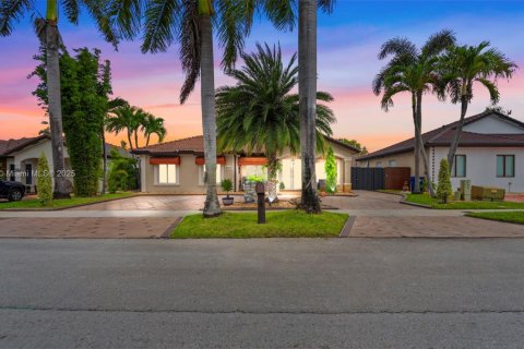 House in Miami Lakes, Florida 4 bedrooms, 175.4 sq.m. № 1820420 - photo 1