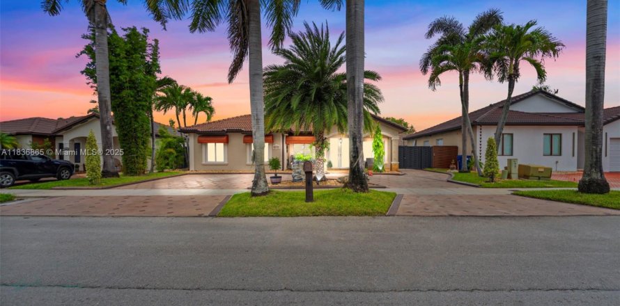 House in Miami Lakes, Florida 4 bedrooms, 175.4 sq.m. № 1820420