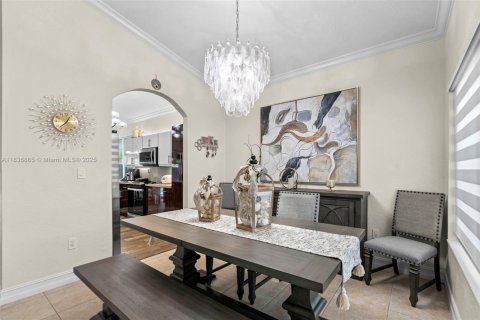 House in Miami Lakes, Florida 4 bedrooms, 175.4 sq.m. № 1820420 - photo 9