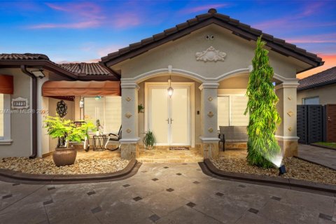 House in Miami Lakes, Florida 4 bedrooms, 175.4 sq.m. № 1820420 - photo 2