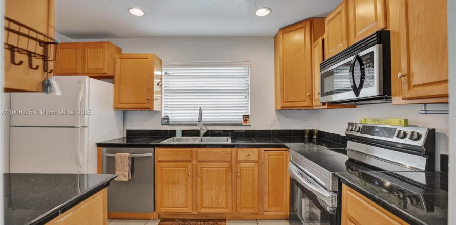 Adosado en Pembroke Pines, Florida 4 dormitorios, 150.13 m2 № 1748007