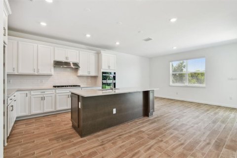 House in Zephyrhills, Florida 5 bedrooms, 332.13 sq.m. № 1899735 - photo 7