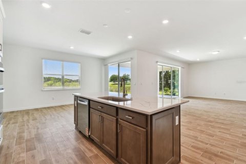 House in Zephyrhills, Florida 5 bedrooms, 332.13 sq.m. № 1899735 - photo 6