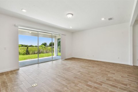 House in Zephyrhills, Florida 5 bedrooms, 332.13 sq.m. № 1899735 - photo 9