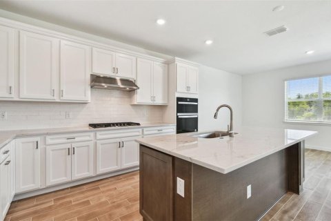 House in Zephyrhills, Florida 5 bedrooms, 332.13 sq.m. № 1899735 - photo 5