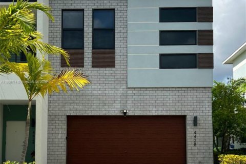 Townhouse in Plantation, Florida 3 bedrooms, 155.33 sq.m. № 1968399